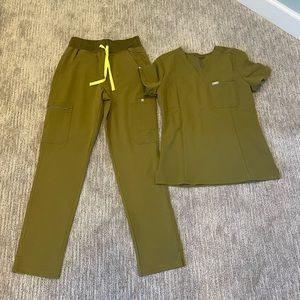 Figs scrub set in MARTINI OLIVE